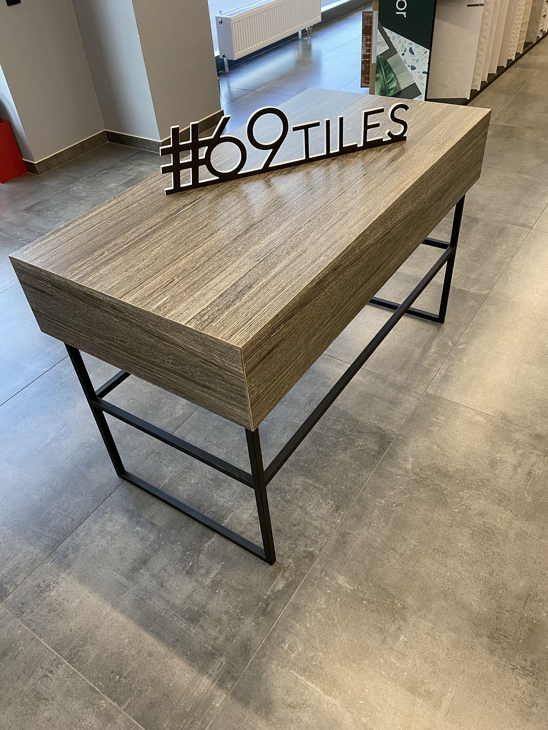 Стол из керамогранита