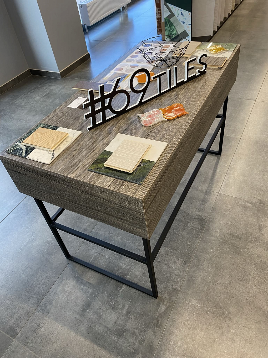 Стол из керамогранита