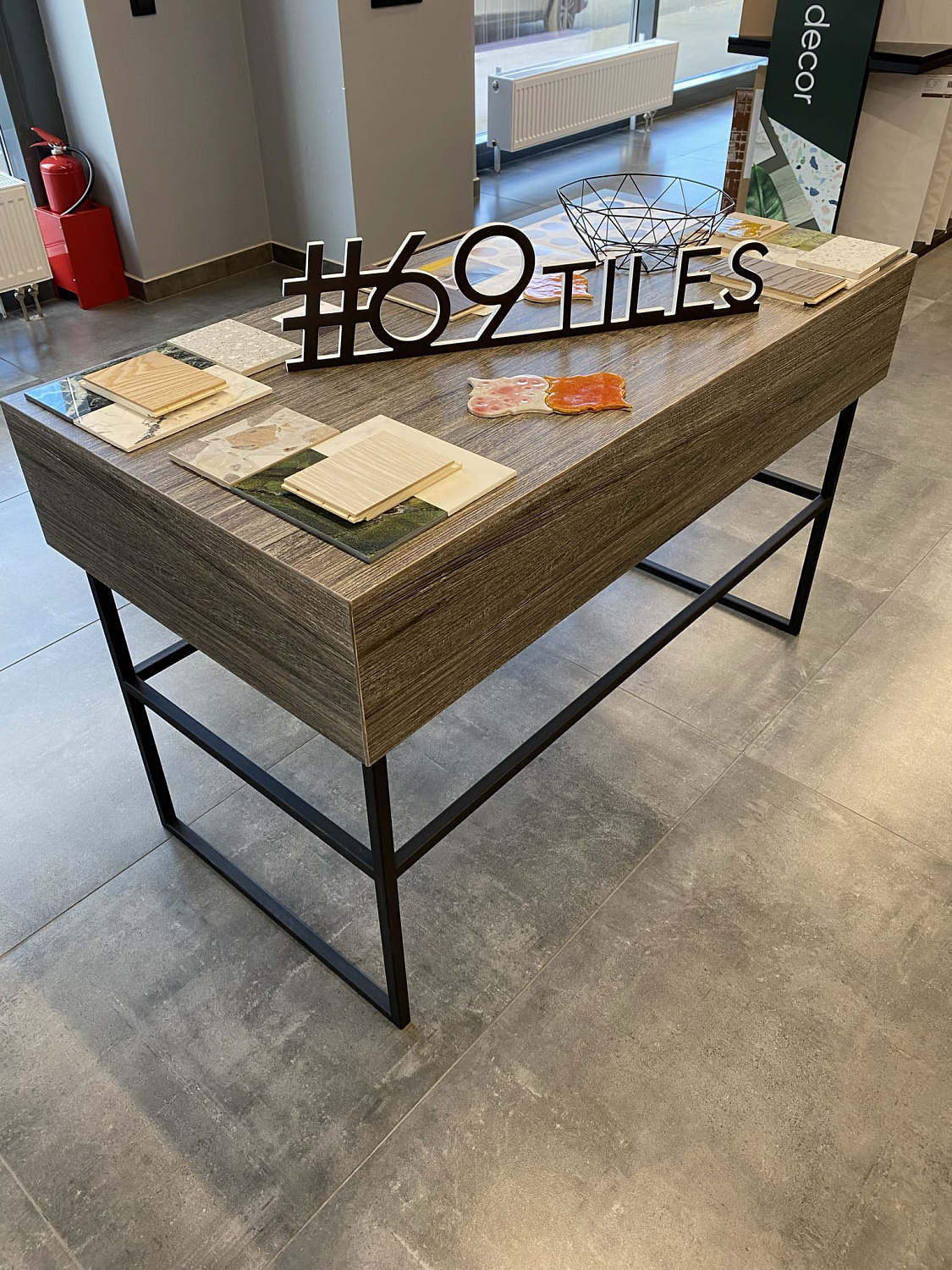 Стол из керамогранита