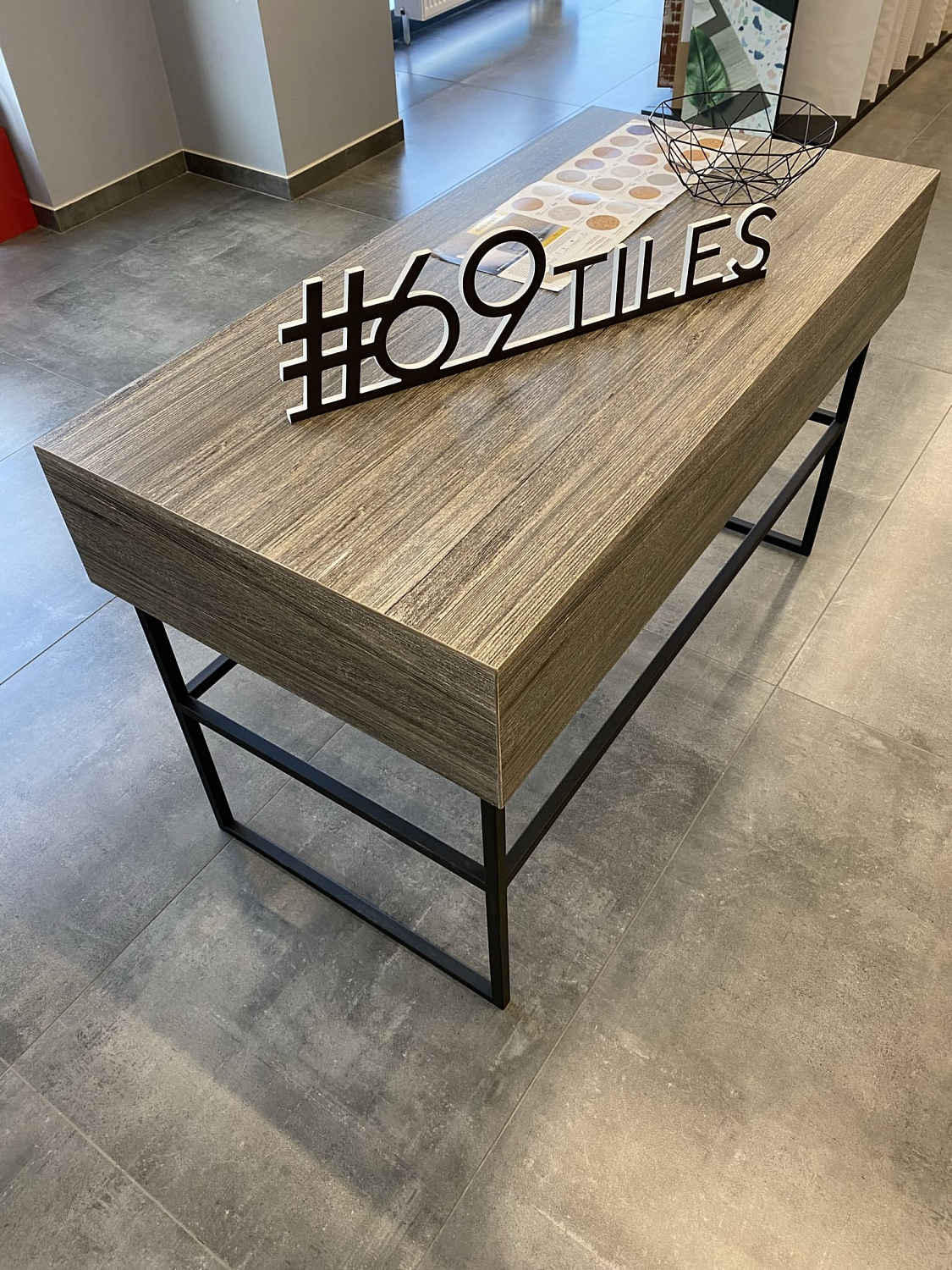 Стол из керамогранита